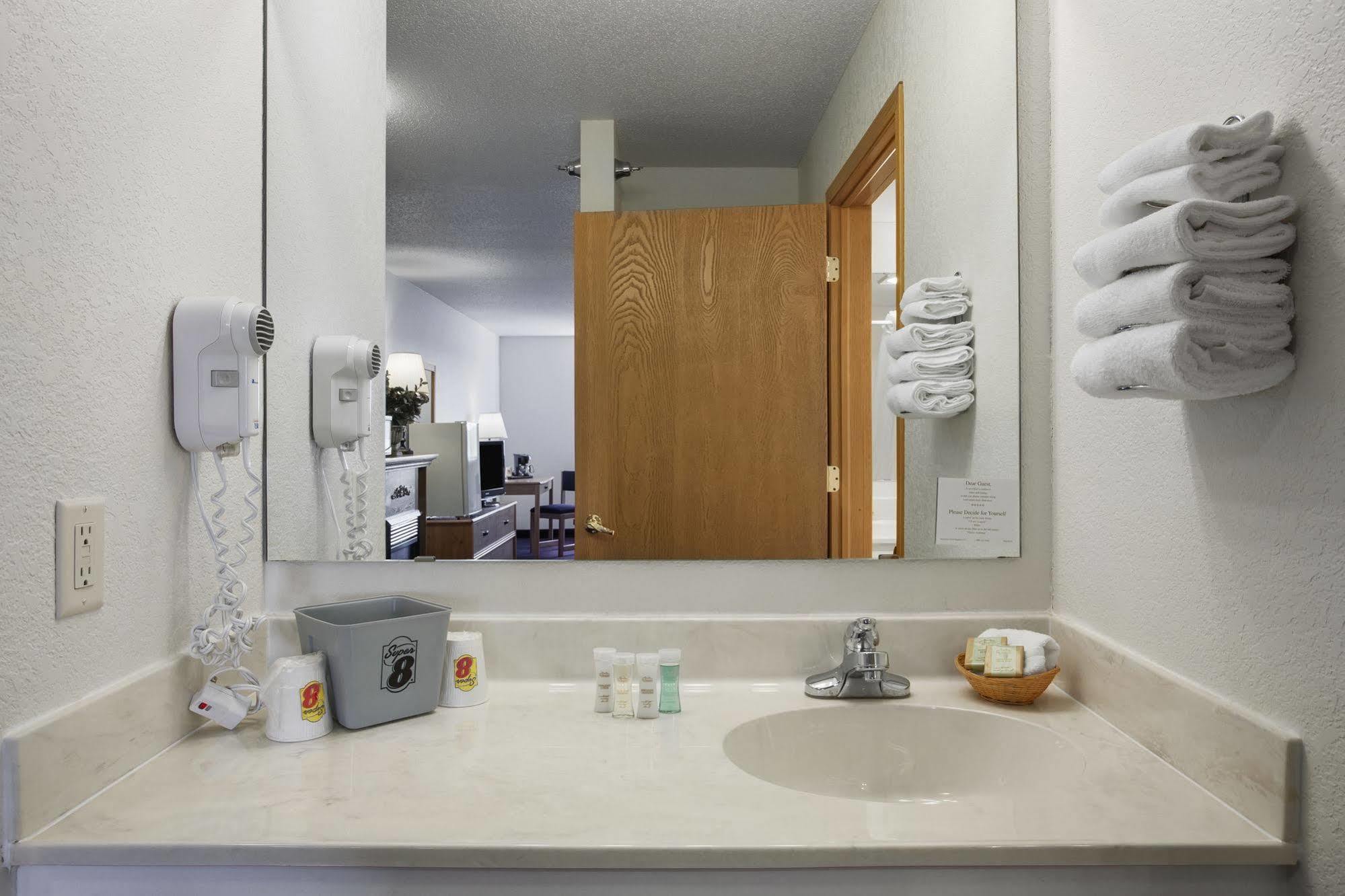 Super 8 By Wyndham St. James Luaran gambar